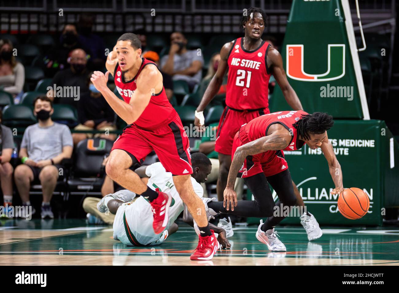 Coral Gables, Florida, Stati Uniti. 29th dic. 2021. 21 Ebenezer Dowuona durante il torneo maschile di pallacanestro tra Miami Hurricanes e lo stato del North Carolina al Watsco Center. Credit: Yaroslav Sabitov/YES Market Media/Alamy Live News Foto Stock