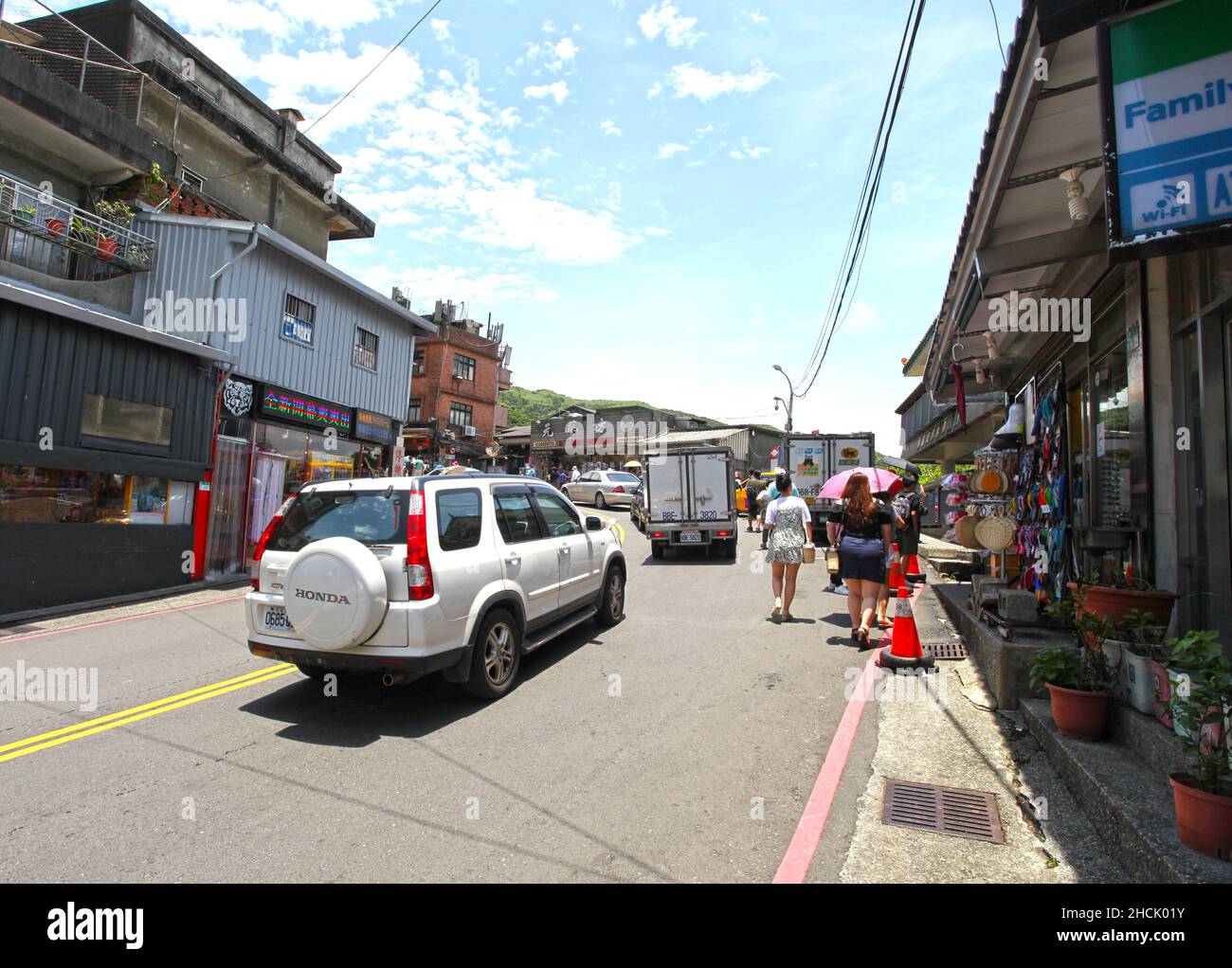 La strada principale che arriva nel villaggio di Jiufen dove i visitatori si dirigono verso la vecchia strada di Jiufen nella città di New Taipei, Taiwan. Si possono vedere diversi pedoni. Foto Stock