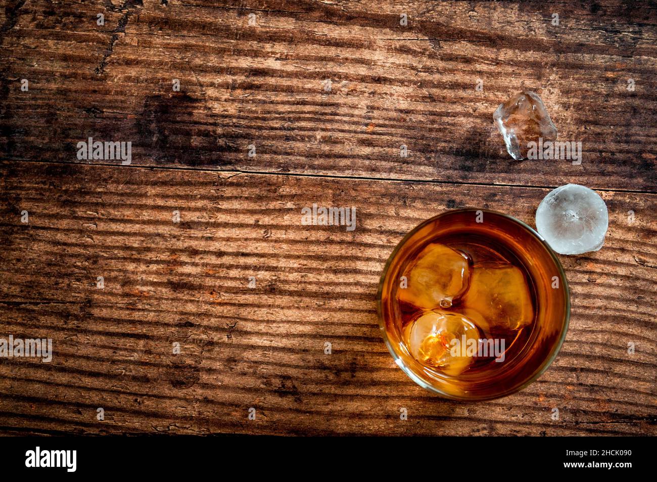 Bevanda alcolica e concetto di stabilimento di bere con una vista dall'alto o sopra l'immagine del tavolo di un bicchiere di whiskey bourbon su un tavolo di legno Foto Stock
