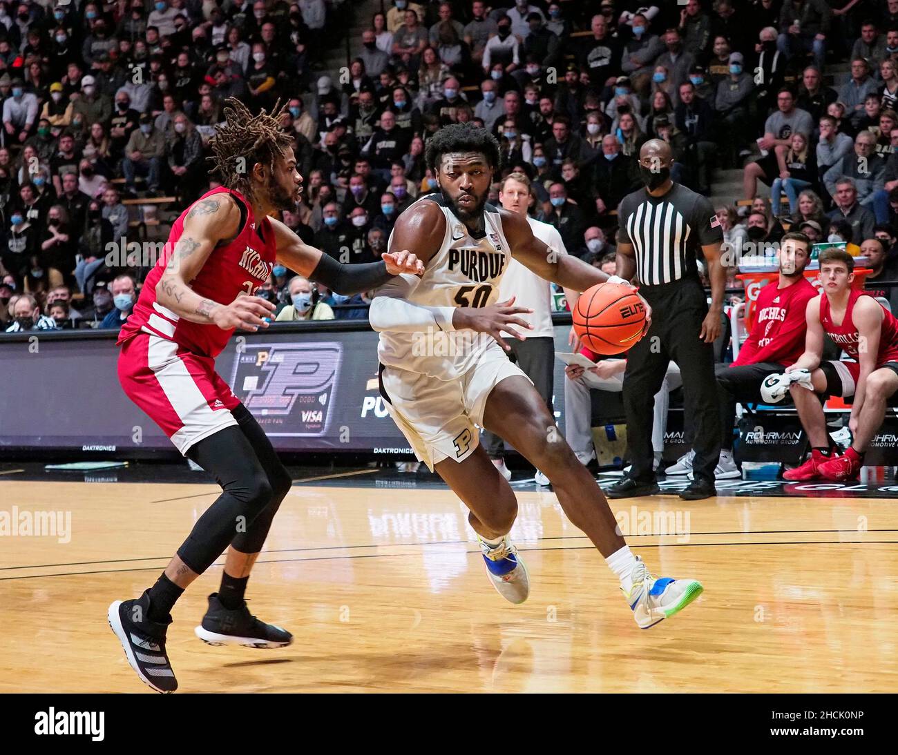 Dicembre 29, 2021:Purdue Boilermakers in avanti Trevion Williams (50) guida oltre Nicholls state Colonels in avanti Manny Littles (22) nella metà del 1st della partita tra i Nicholls state Colonels e i Purdue Boilermakers alla Mackey Arena a West Lafayette, Indiana. Credito obbligatorio: Sandra Dukes/CSM. Foto Stock