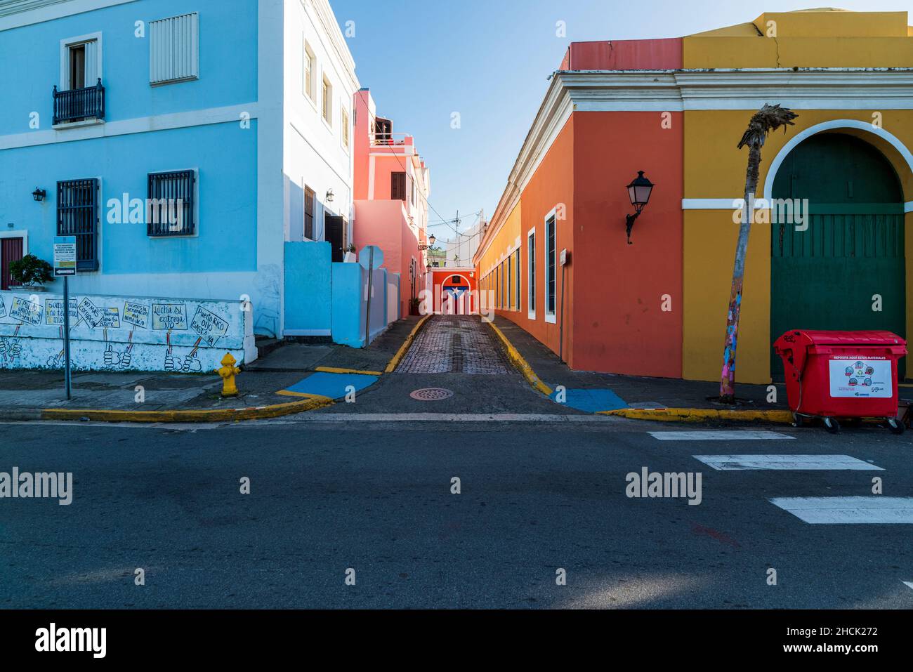 Vista su Calle Imperial con murales sulle pareti e murale sulla bandiera di Puerto Rico sullo sfondo, San Juan, Porto Rico Foto Stock