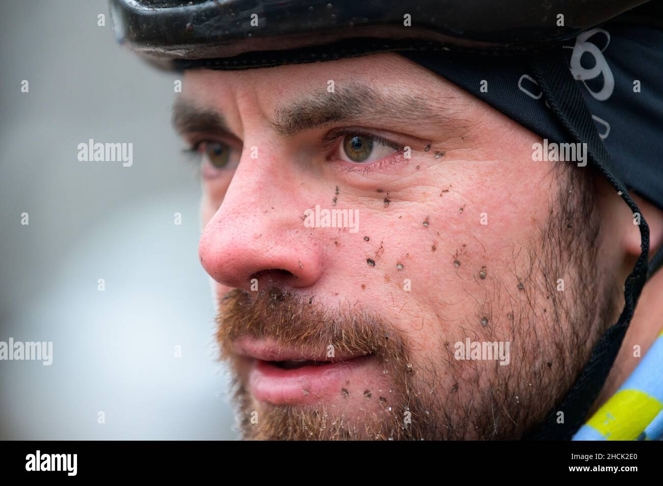 Amburgo, Germania. 29th Dic 2021. Spruzzi di fango sul volto dell'atleta Lars Wichert dopo un tour in mountain bike. Venne, vide e vinse: Lars Wichert è abituato a grandi successi. Ma il fatto che l'ex campione del mondo di canottaggio vinse ad Amburgo alla sua prima Ironman sorprende non solo lui. Si è qualificato per i campionati del mondo in Hawaii. Ora ha i suoi occhi impostato su una carriera professionale. Credit: Jonas Walzberg/dpa/Alamy Live News Foto Stock