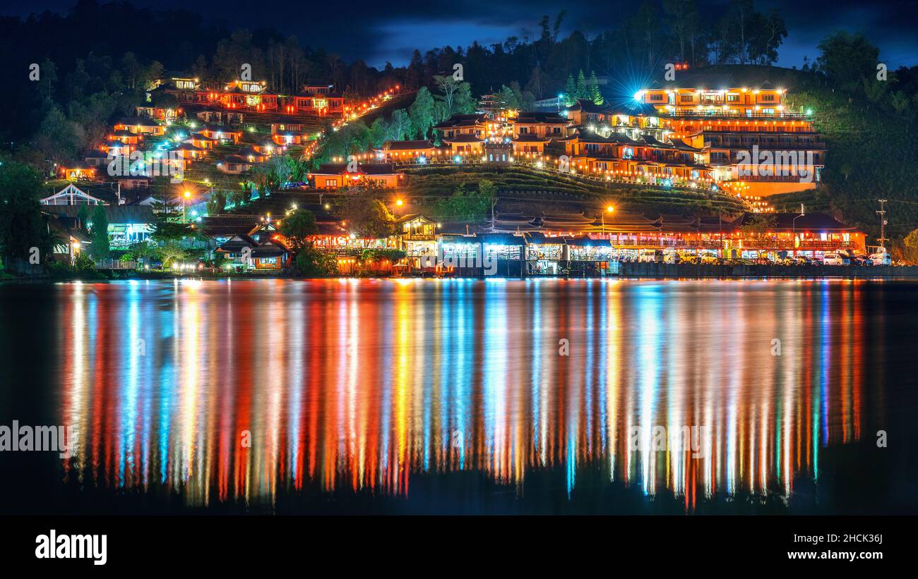 Villaggio tailandese Ban Rak di notte nella provincia di Mae Hong Son, Thailandia. Foto Stock