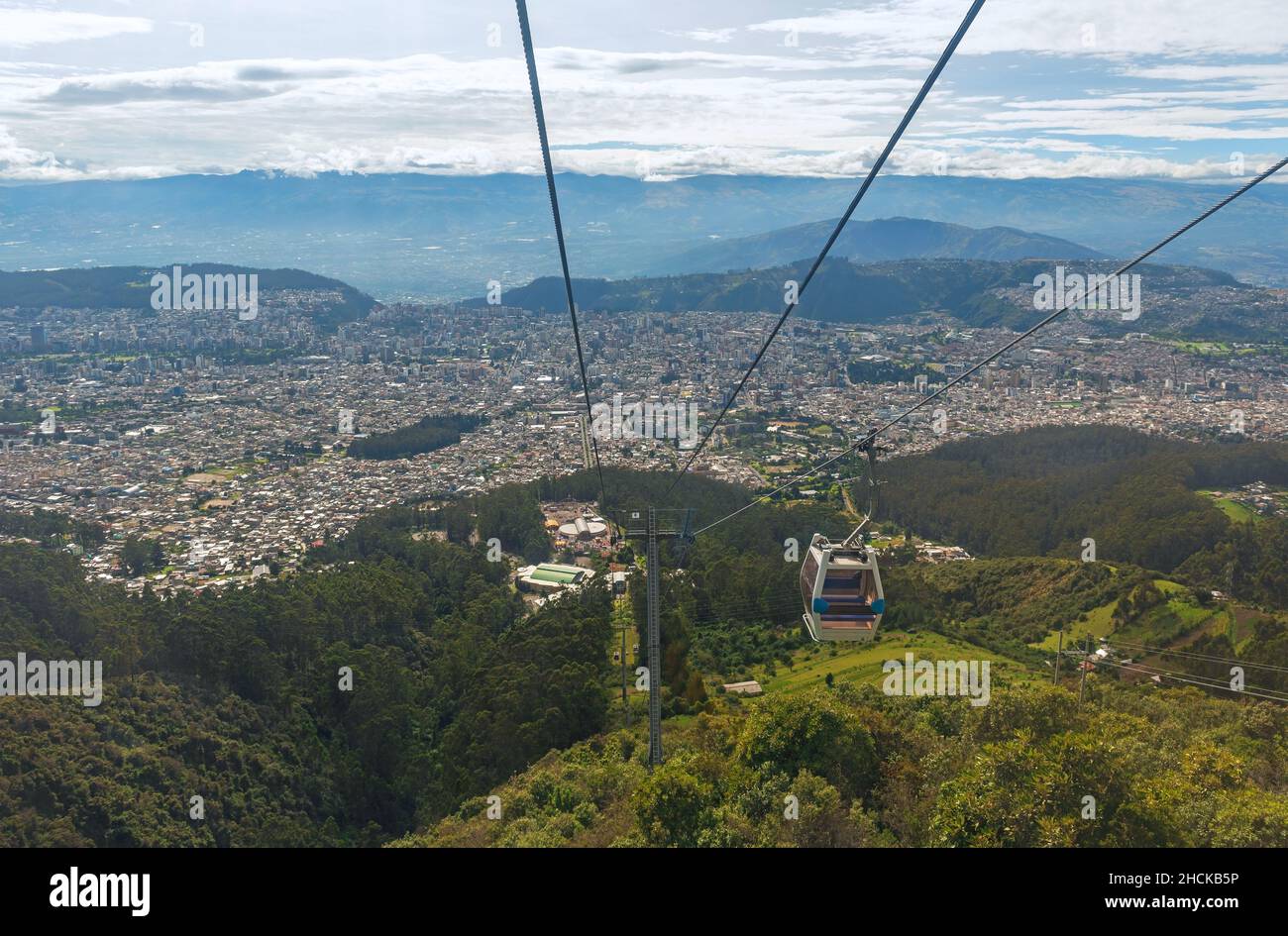 Sistema di funivie sul vulcano Pichincha chiamato Teleferiqo con lo skyline di Quito, Ecuador. Foto Stock