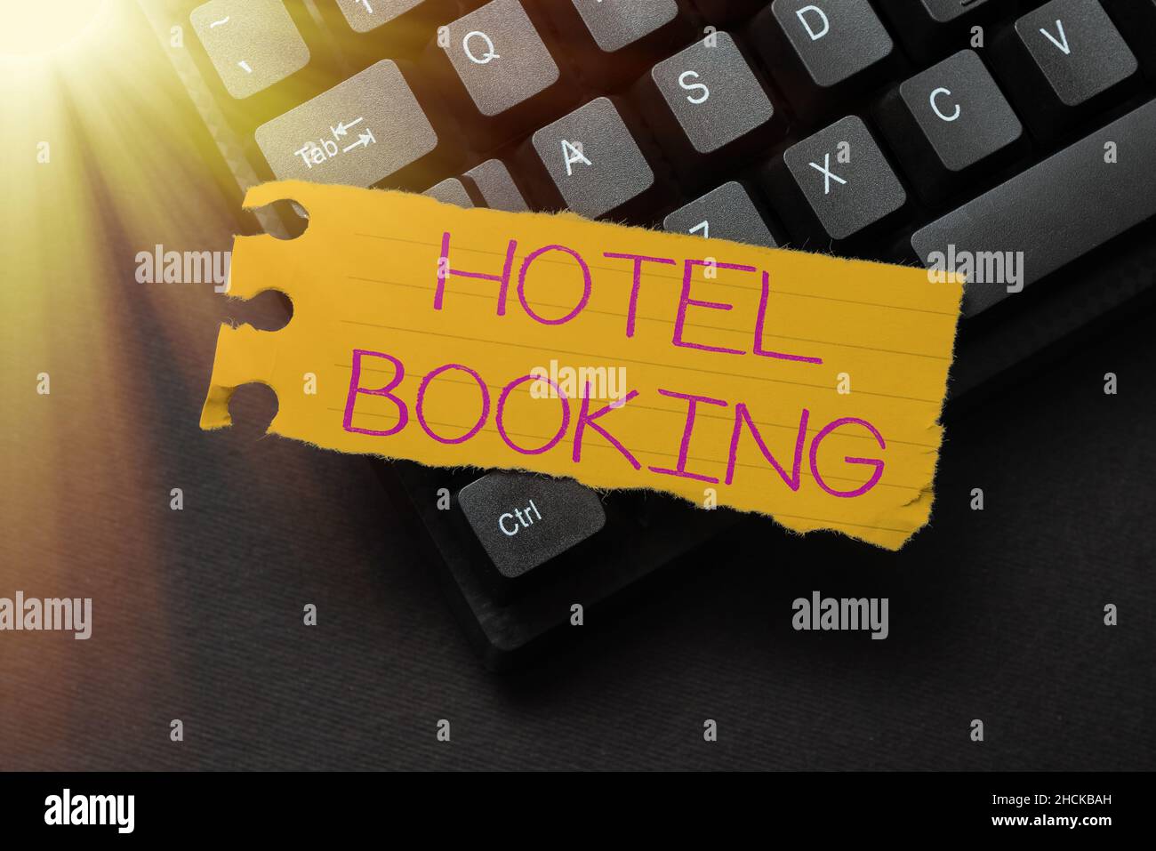 Cartello con scritto a mano prenotazione Hotel. Business Concept Prenotazioni on-line Presidential Suite De Luxe Hospitality Typing New Edition of Informational eBook Foto Stock