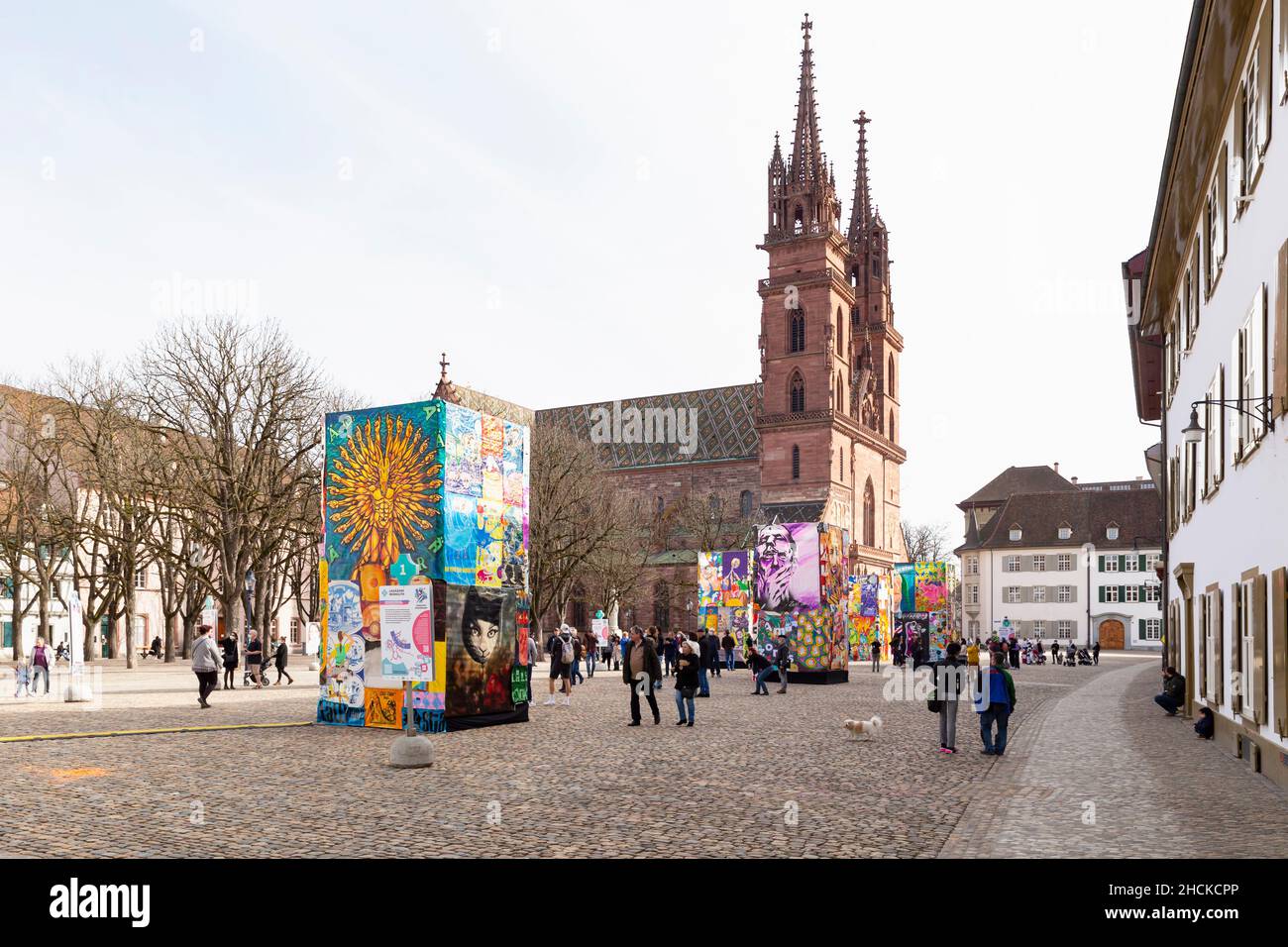 Basilea, Svizzera - Febbraio 21. Piazza della Cattedrale con mostra di lanterna di carnevale Foto Stock