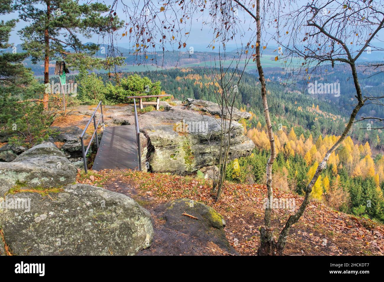 Vista dalla montagna Katzfels in Elbe arenaria Montagne, Germania in autunno Foto Stock