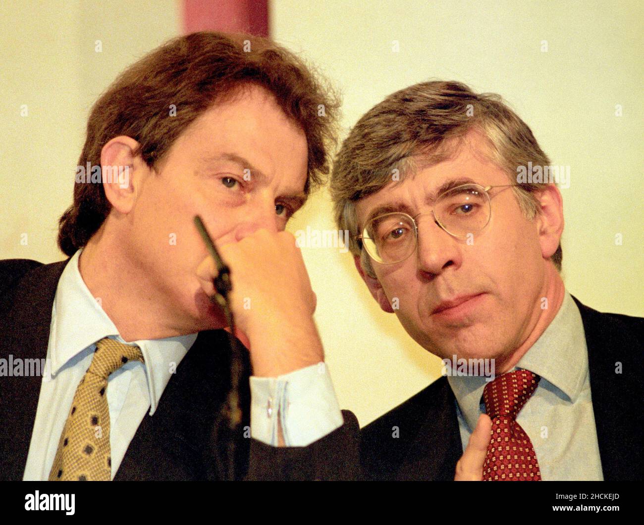 Foto del file datata 3/10/1996 di Tony Blair con Jack Straw (a destra). Blair ha bloccato le proposte per un'ambiziosa strategia di uguaglianza razziale a seguito della relazione d'inchiesta sull'uccisione razzista dell'adolescente nero Stephen Lawrence nel sud-est di Londra nel 1993, secondo i documenti governativi appena pubblicati. Data di emissione: Giovedì 30 dicembre 2021. Foto Stock