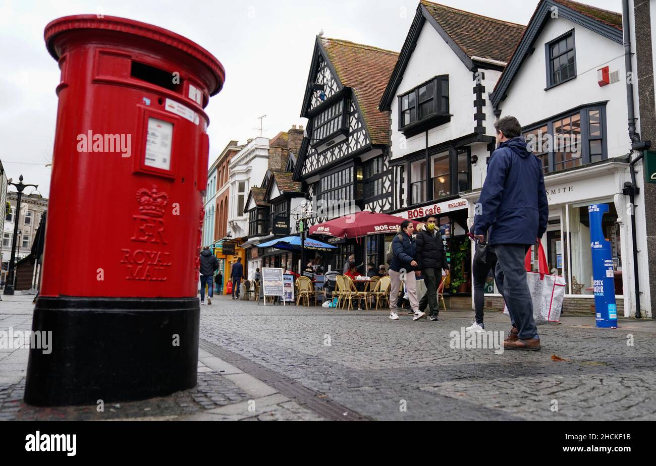 La gente fa il loro senso lungo Fore Street a Taunton, Somerset, poichè la città è stata identificata come il punto caldo superiore del prezzo della casa del Regno Unito in 2021, con i valori della proprietà là che aumentano a più di tre volte il tasso medio nazionale. Data immagine: Giovedì 23 dicembre 2021. Foto Stock