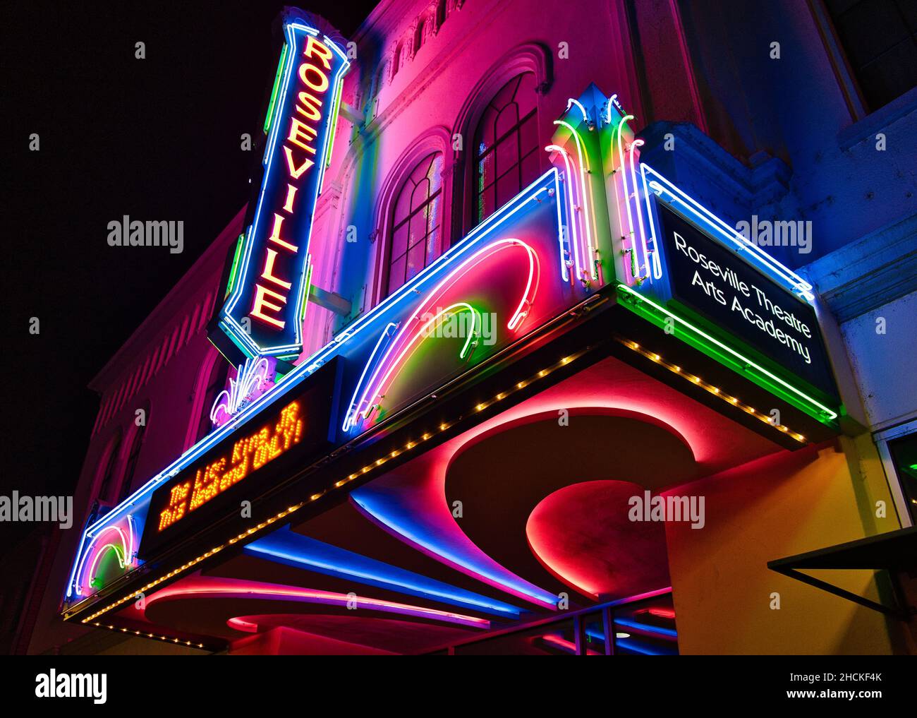 Vista panoramica di un colorato cartello al neon nel centro di Roseville, gli Stati Uniti Foto Stock