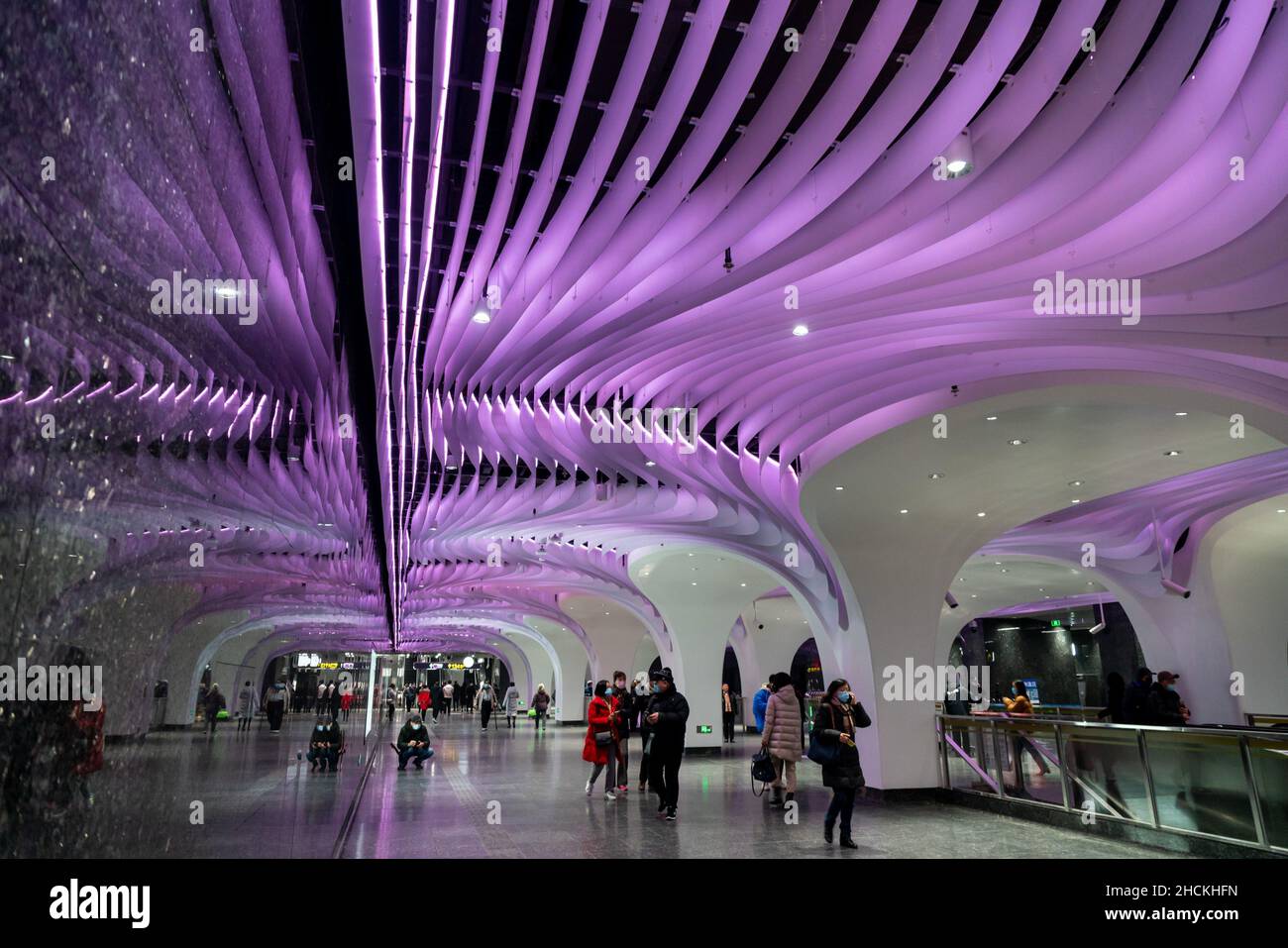 SHANGHAI, CINA - 30 DICEMBRE 2021 - la linea 14 della metropolitana apre il 30 dicembre 2021 a Shanghai, Cina. Tra di loro, il soffitto sospeso di Yuyuan Statio Foto Stock