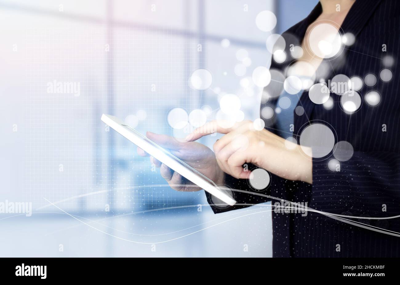 Supporto tecnico Servizio clienti Business Technology Internet. Tavoletta bianca con ologramma digitale, diagramma circolare, simbolo di luce sfocata Foto Stock