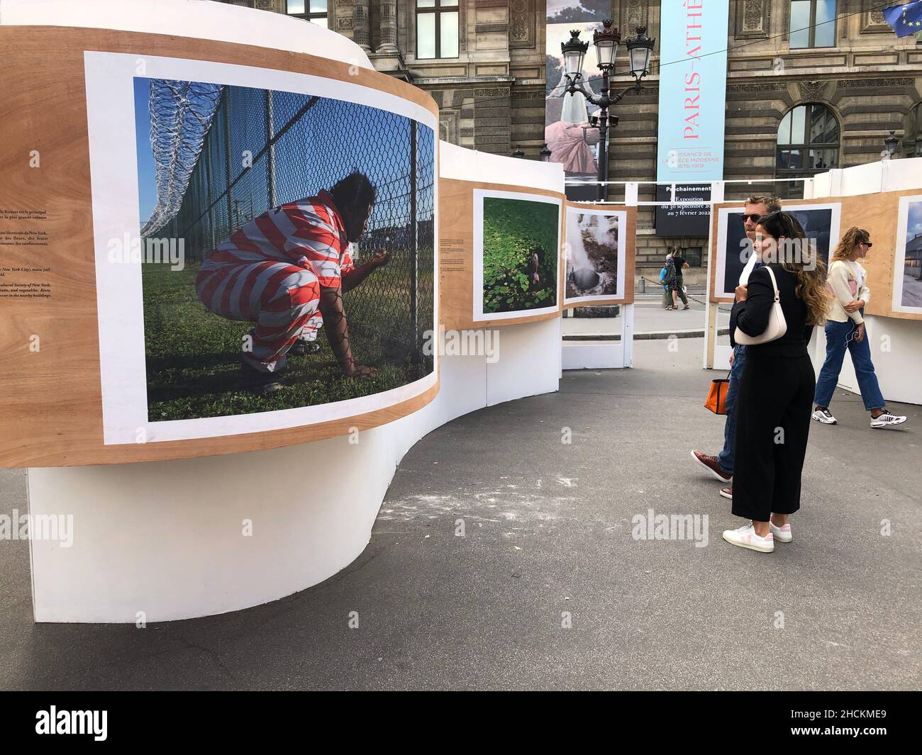 Parigi, Francia, persone che visitano la mostra fotografica esterna in strada, protesta contro la repressione politica nel mondo, mostra internazionale di parigi Foto Stock