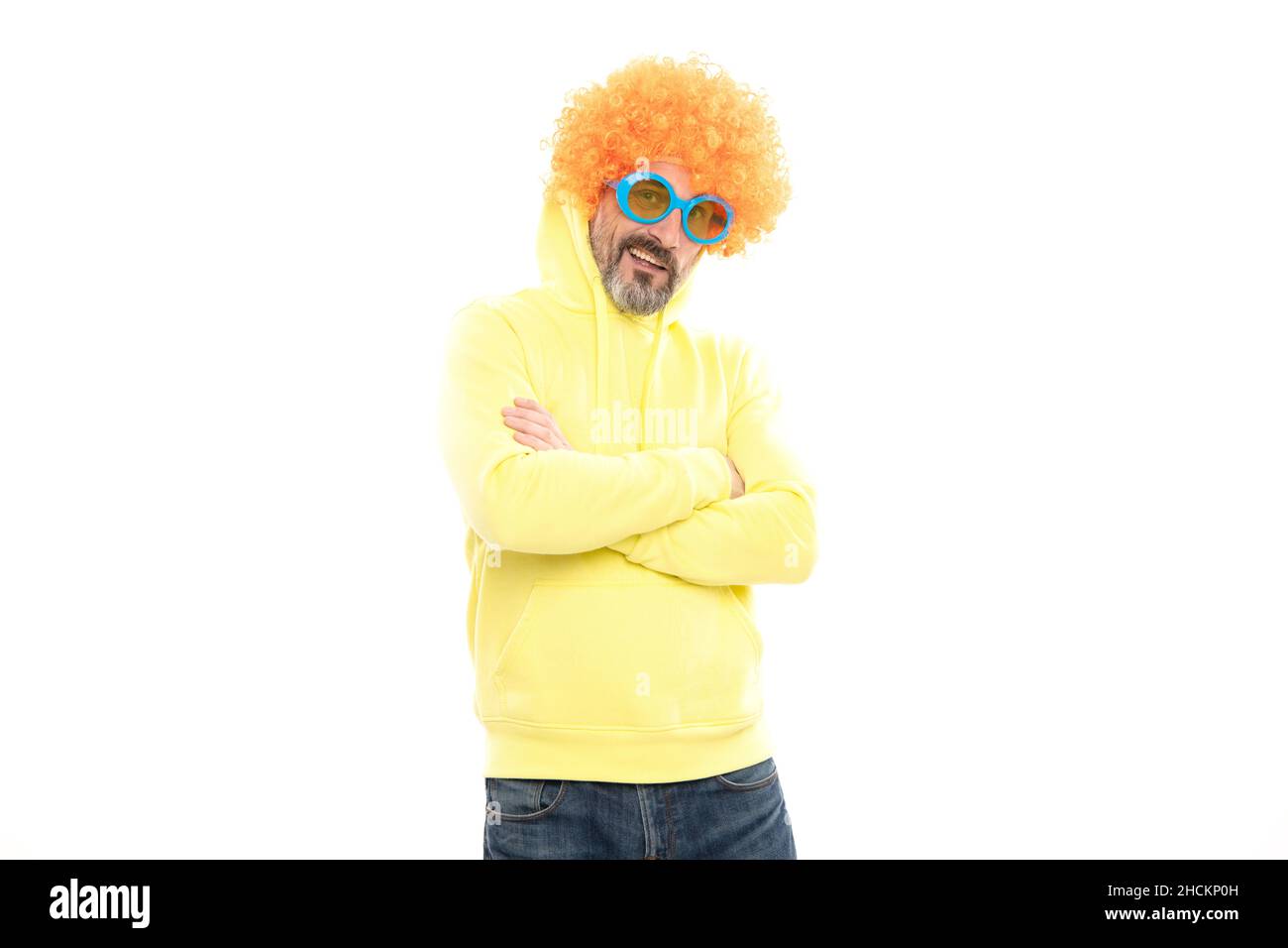 Sembra piuttosto eccentrico e bizzarro. Eccentrico uomo indossare occhiali da sole con parrucca arancione. Aspetto nerdy Foto Stock