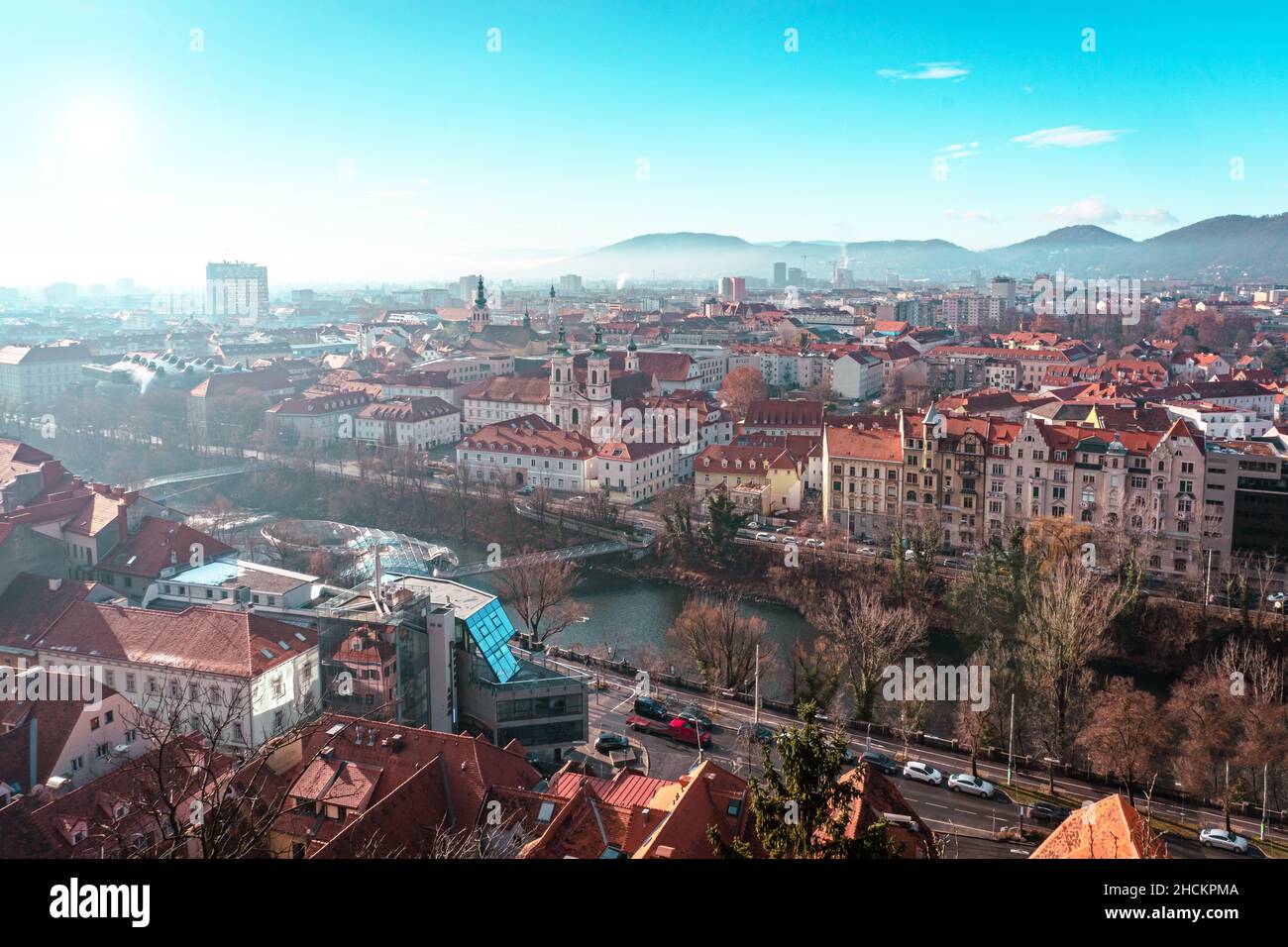 Vista sul fiume Graz e Mur. Famosa città in Stiria, Austria durante l'inverno. Foto Stock