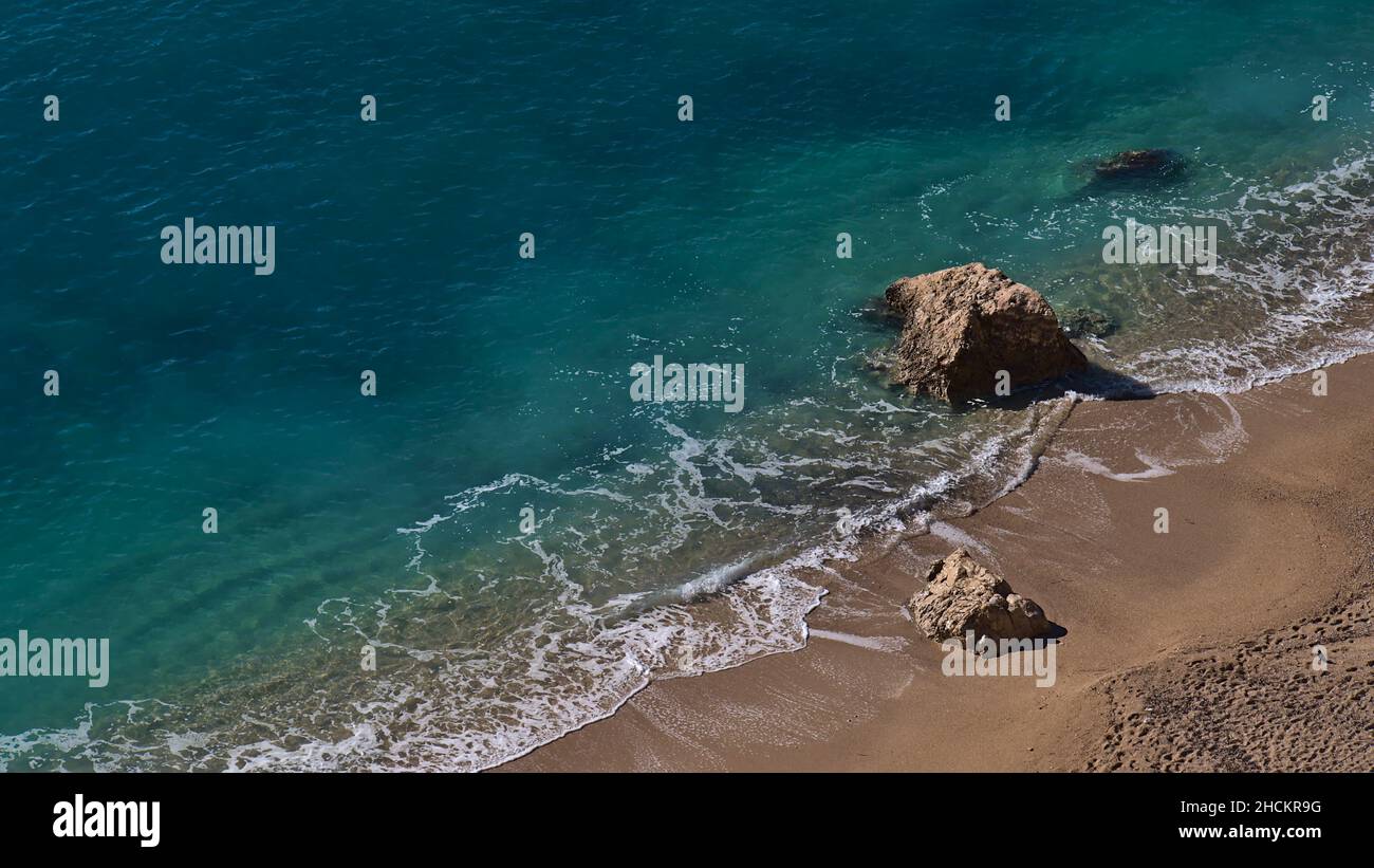 Alto angolo di vista aerea di una bella spiaggia di sabbia vicino Villefranche-sur-Mer villaggio sulla Costa Azzurra in una giornata di sole con acque color turchese. Foto Stock