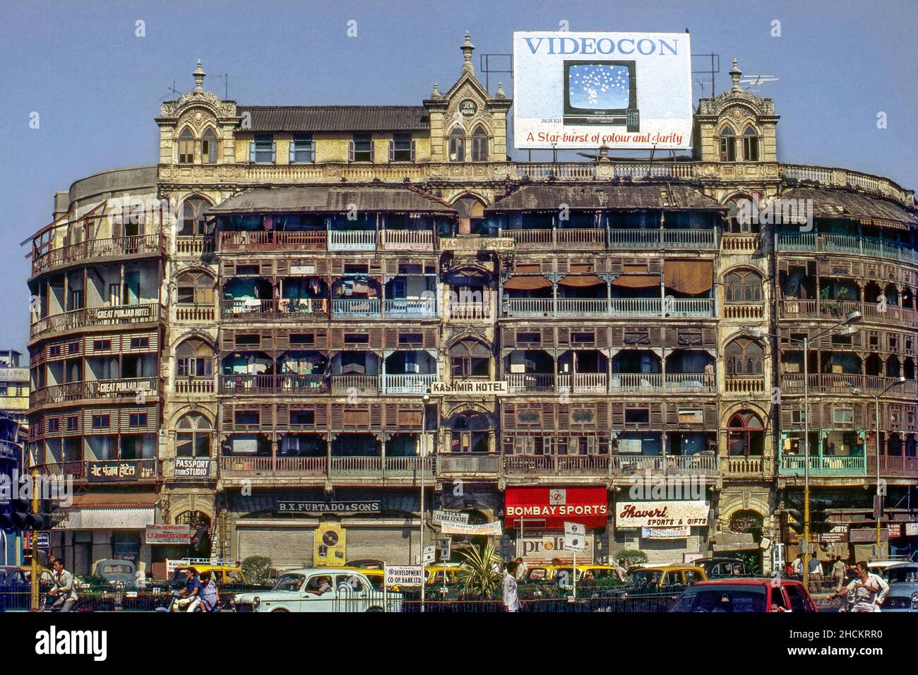 Vintage 1902 Jer Mahal edificio tra due strade Metro Cinema Junction, Dhobi Talao, Mumbai, Maharashtra, India, Asia Foto Stock