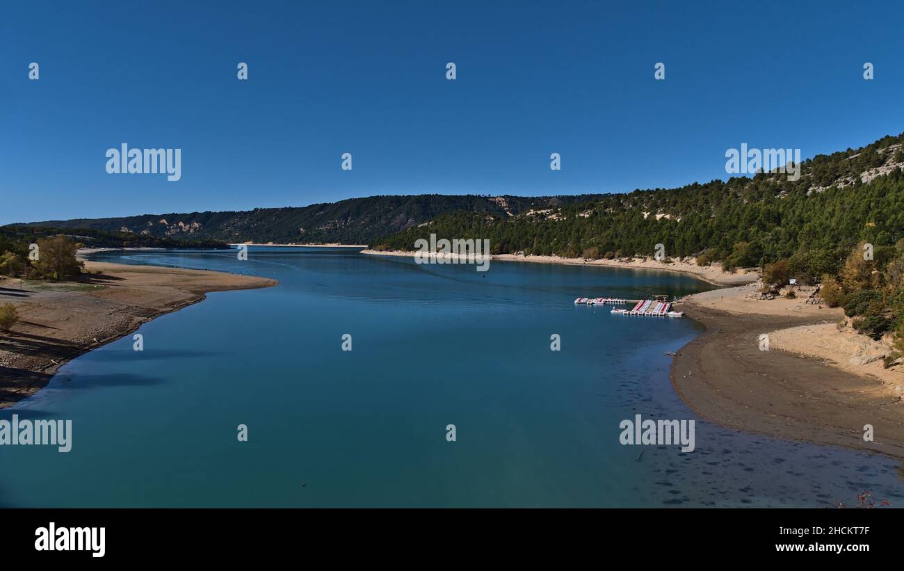 Vista del lago di riserva di Sainte-Croix vicino al bordo occidentale della Gola di Verdon nella regione della Provenza, Francia meridionale in giornata di sole in autunno con le barche. Foto Stock
