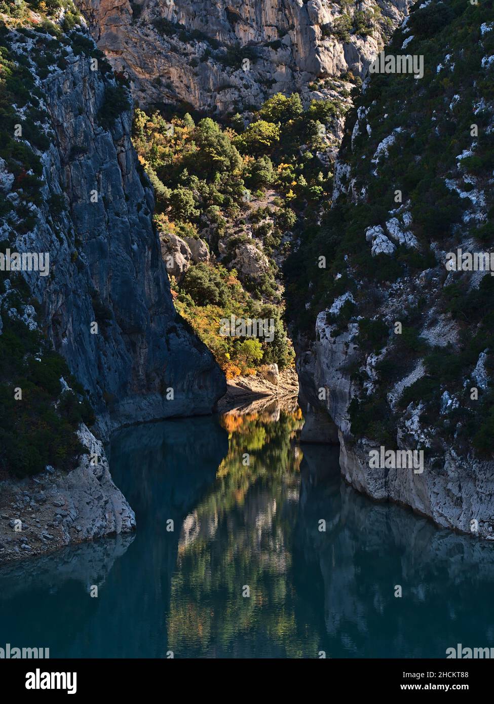 Vista del bordo occidentale del maestoso ravine Verdon Gorge (Gorges du Verdon) visto dal ponte Pont du Galetas nella regione della Provenza, Francia in autunno. Foto Stock
