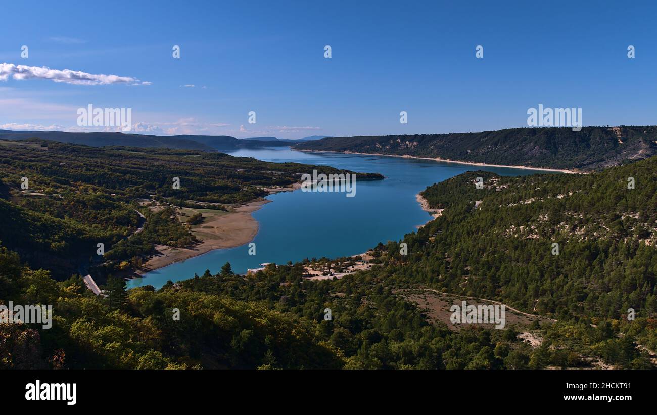 Bella vista panoramica del lago di riserva di Sainte-Croix situato a ovest della Gola di Verdon nella regione della Provenza, Francia con ponte Pont du Galetas. Foto Stock