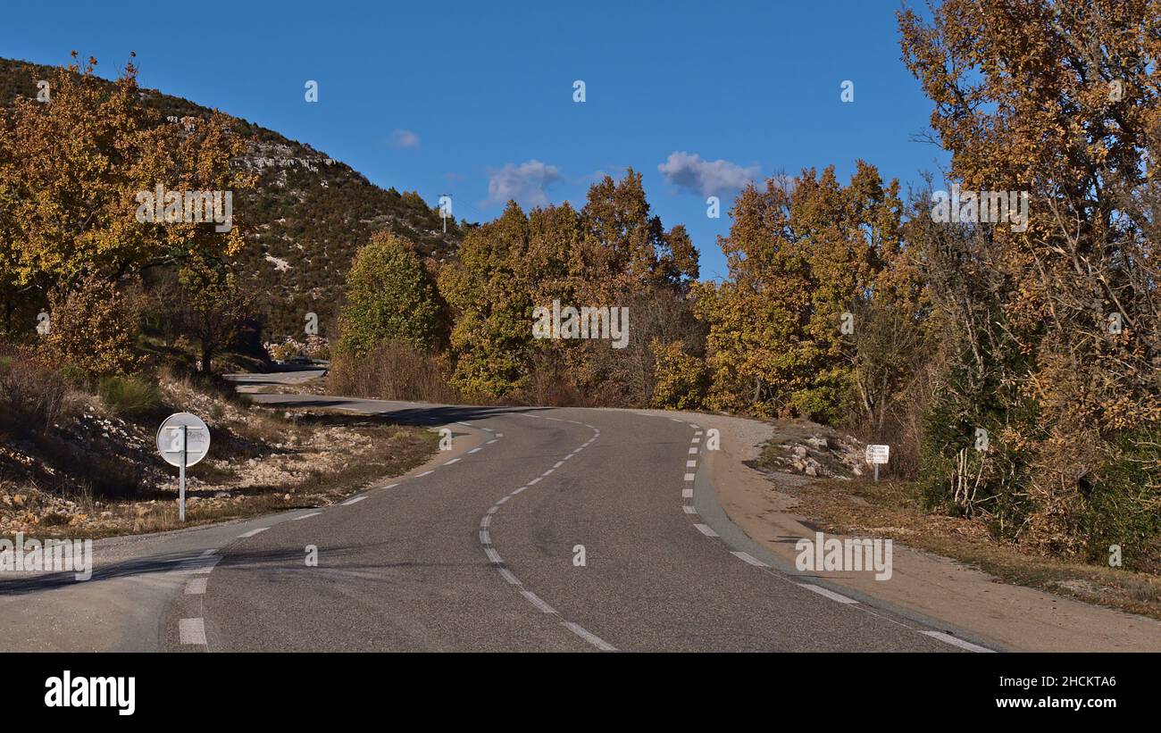 Vista della strada di campagna D955 vicino Montferrat e Camp de Canjuers vicino Verdon Gorge nella regione della Provenza, Francia meridionale in giornata di sole in autunno. Foto Stock
