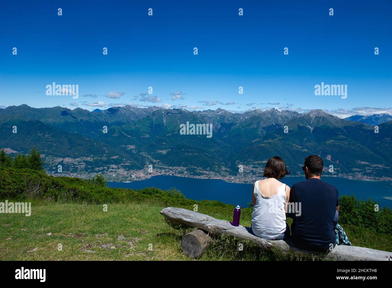 Europa, Italia, Lombardia, provincia di Lecco, panca in legno sulla sommità del Monte Legnoncino con vista sul Lago di Como. Foto Stock