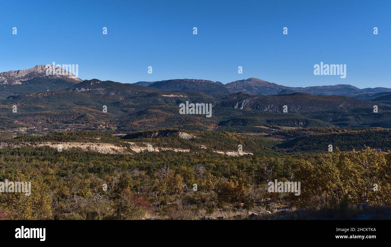 Bella vista sul paesaggio idilliaco vicino villaggio rurale Trigance nella regione della Provenza nel sud della Francia in giornata di sole in autunno stagione con montagne. Foto Stock