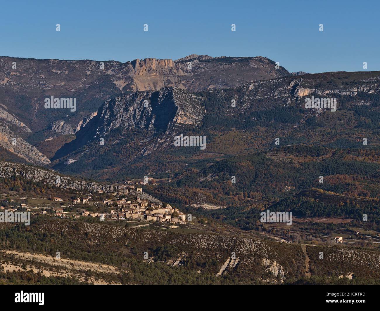 Bella vista del piccolo villaggio Trigance nella regione della Provenza nel sud della Francia in autunno stagione circondato da un paesaggio mozzafiato di montagne. Foto Stock