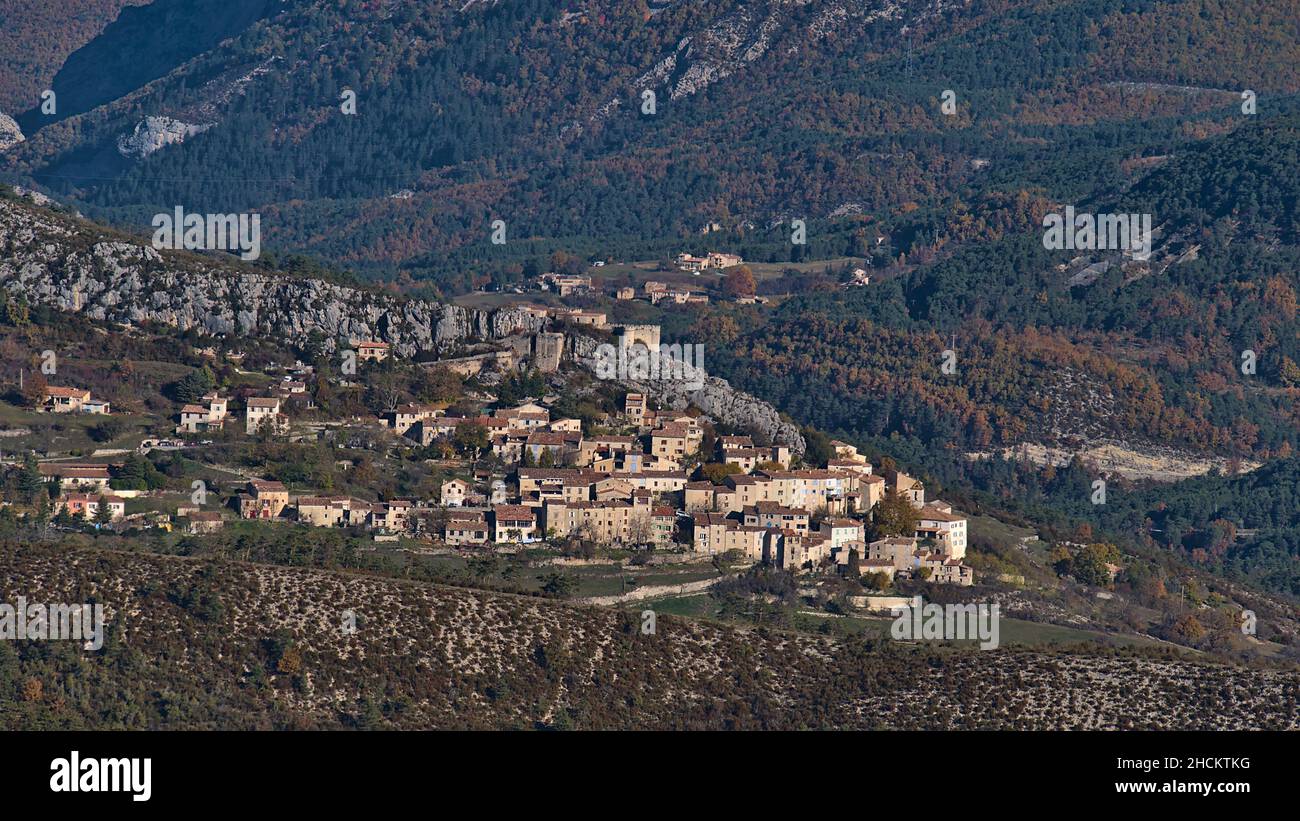 Bella vista di piccolo villaggio di montagna Trigance situato in una regione rurale della Provenza nel sud della Francia con rovine storico castello e vecchi edifici. Foto Stock