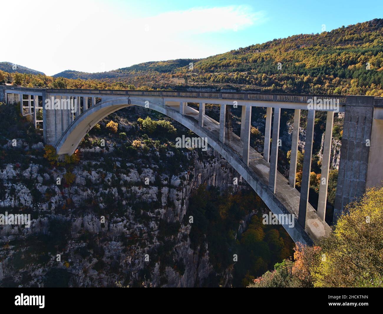 Vista del ponte stradale Pont de l'Artuby costruito in cemento armato e che attraversa il maestoso canyon Verdon Gorge nella regione della Provenza nel sud della Francia. Foto Stock