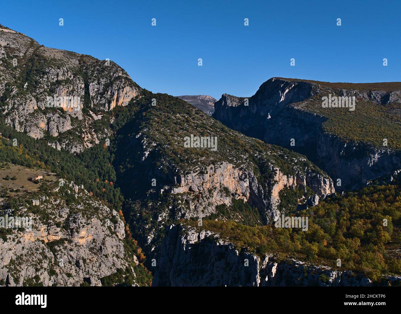Vista mozzafiato della maestosa gola del Verdon (Gorges du Verdon) nella regione della Provenza nel sud della Francia in giorno di sole nella stagione autunnale con rocce aspre. Foto Stock