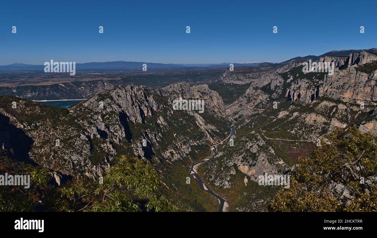 Splendida vista panoramica sulla parte occidentale del maestoso canyon Verdon Gorge (Gorges du Verdon) nella regione della Provenza, nel sud della Francia in giornata di sole. Foto Stock