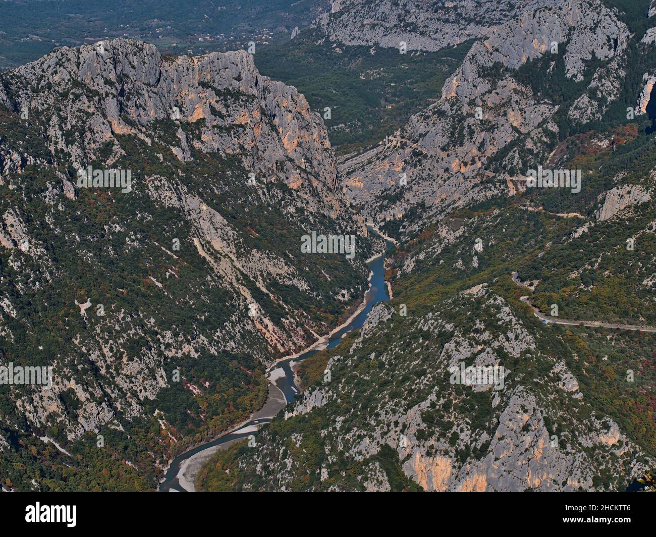 Splendida vista aerea del famoso canyon Verdon Gorge (Gorges du Verdon) nella regione della Provenza nel sud della Francia con fiume tra rocce calcaree aspre. Foto Stock