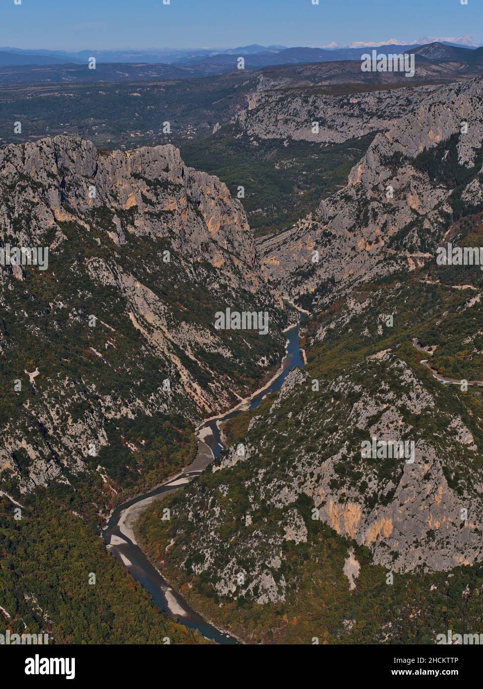 Splendida vista aerea della maestosa gola del Verdon (Gorges du Verdon) nella regione della Provenza, nel sud della Francia in giornata di sole in autunno con fiume tortuoso. Foto Stock