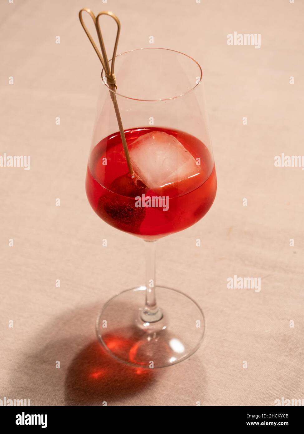 Scegli Spritz, un Aperetif veneziano rosso con Prosecco d'Italia, servito in un bicchiere di vino e guarnito con un Olve Foto Stock