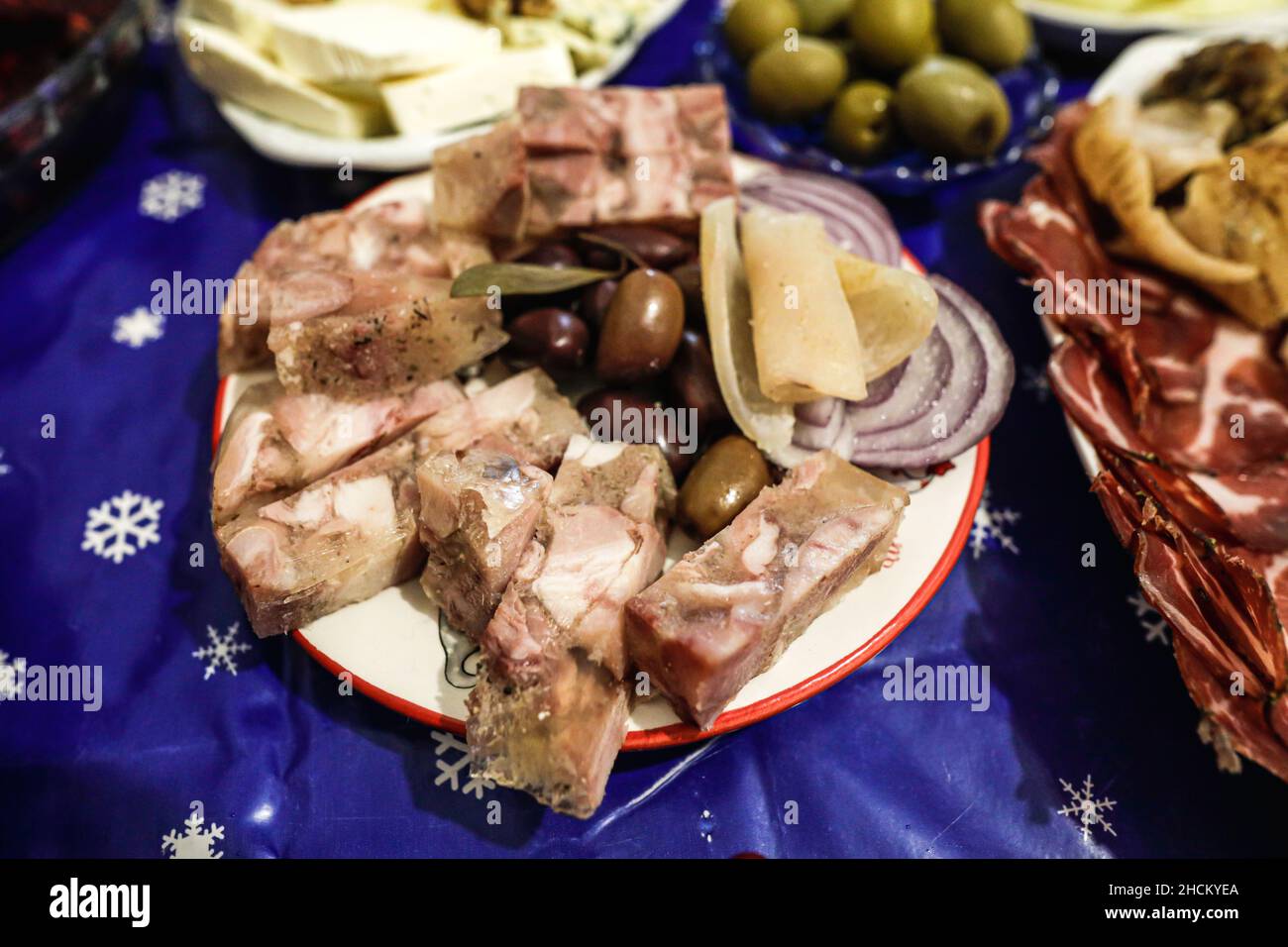 Profondità di campo poco profonda (fuoco selettivo) dettagli con i prodotti di carne di maiale durante le vacanze invernali romene. Foto Stock
