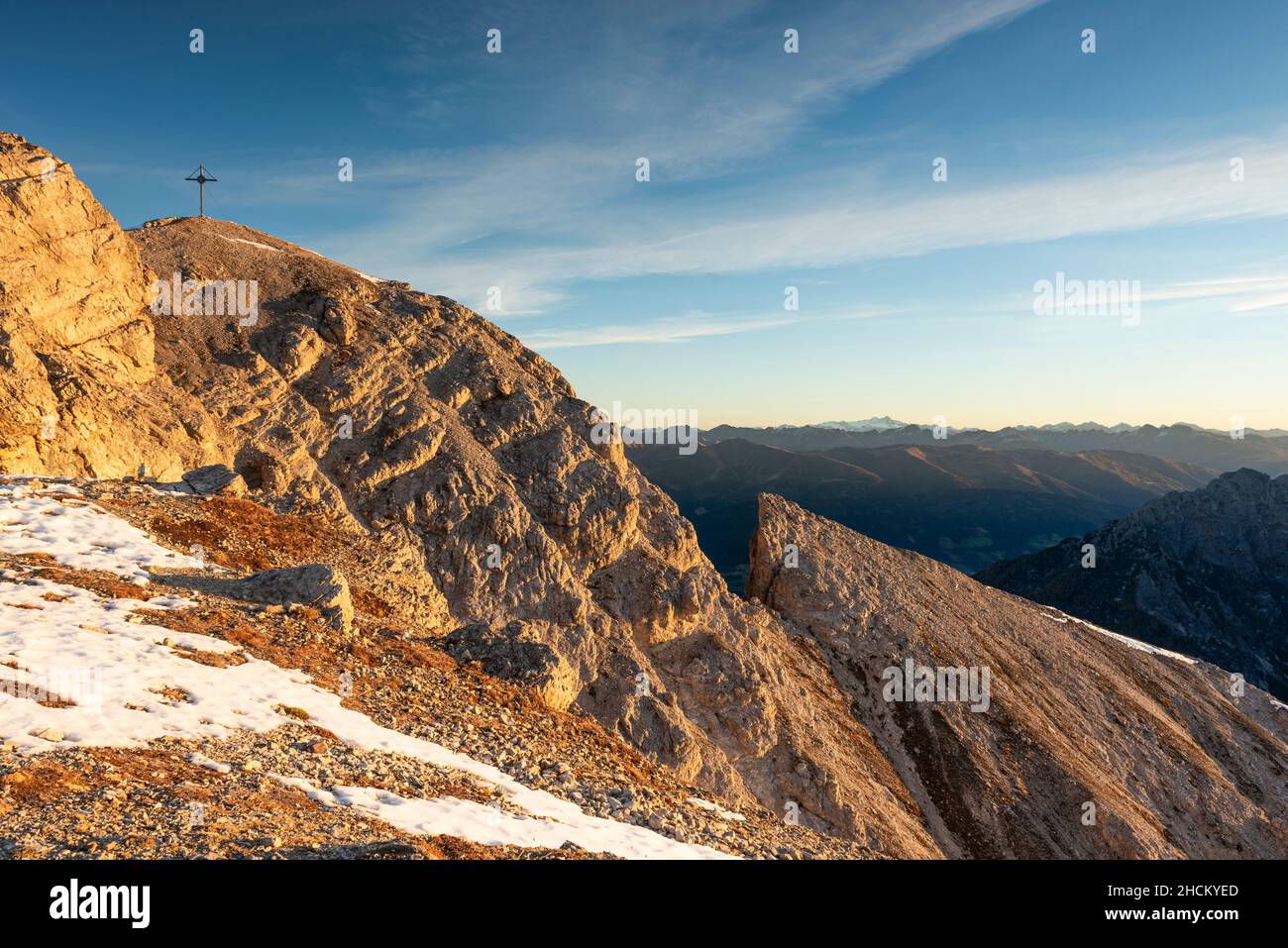 Cima del Monte Dürrenstein di fronte al panorama del crinale alpino principale con la Großglockner al sole mattutino, Dolomiti, Alto Adige, Italia Foto Stock