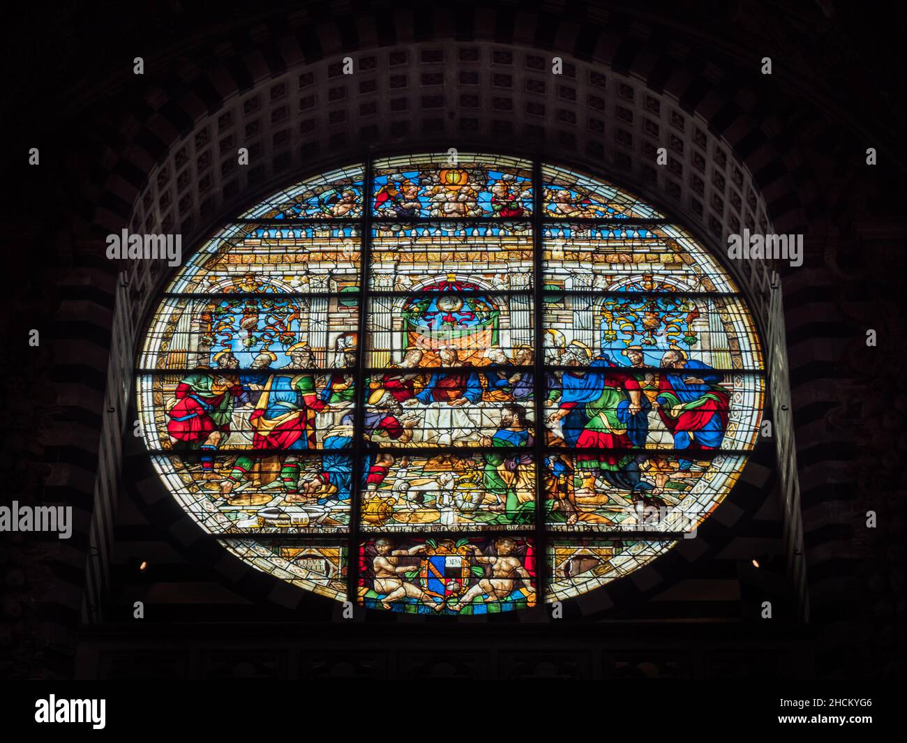 Siena, Toscana, Italia - Agosto 15 2021: Duomo di Siena finestra in vetro rosa raffigurante Gesù e l'ultima cena Foto Stock