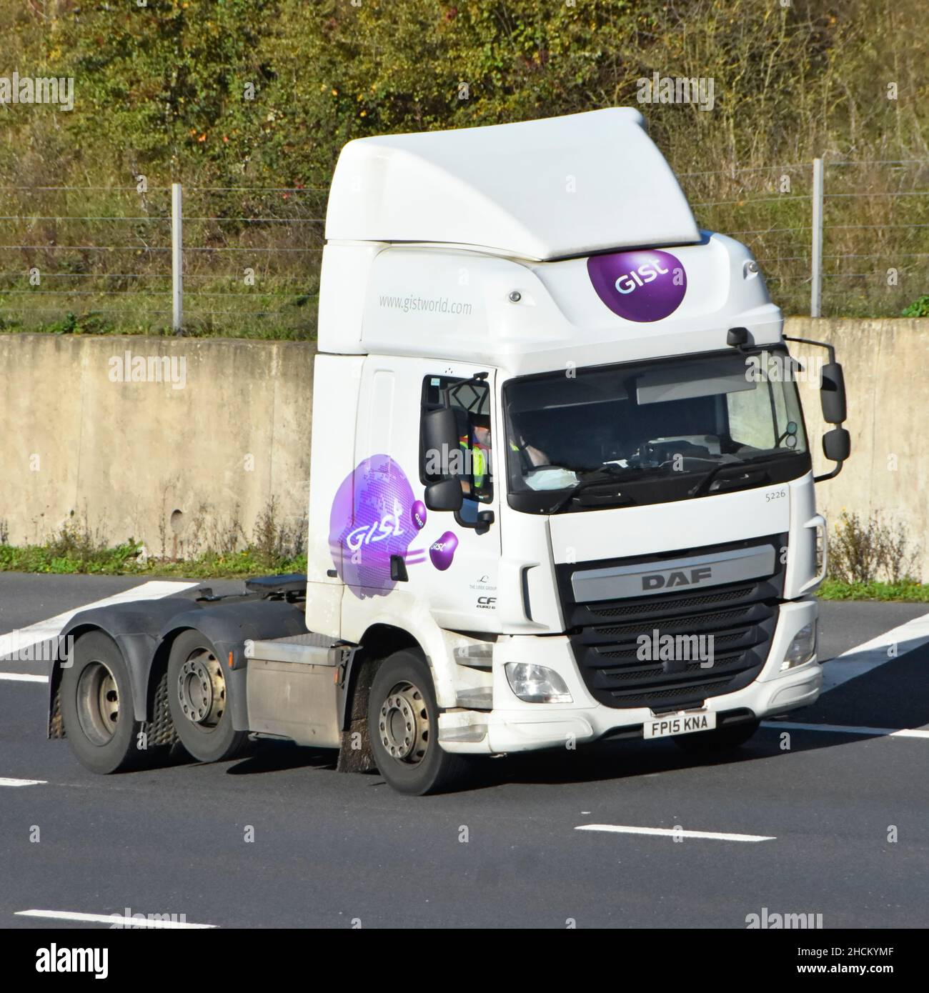 Primo piano della vista frontale laterale del logo Gist Logistics su hgv DAF prime semimover Truck Cab un gruppo propulsore e conducente che viaggiano sull'autostrada del Regno Unito Foto Stock