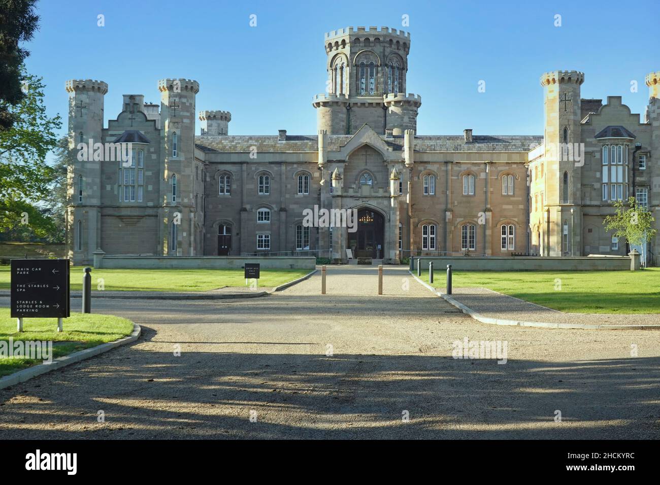 Ingresso e facciata in pietra dello storico castello di Studley edificio di campagna classificato di grado II a Warner adulti solo Leisure Hotel Warwickshire Inghilterra UK Foto Stock