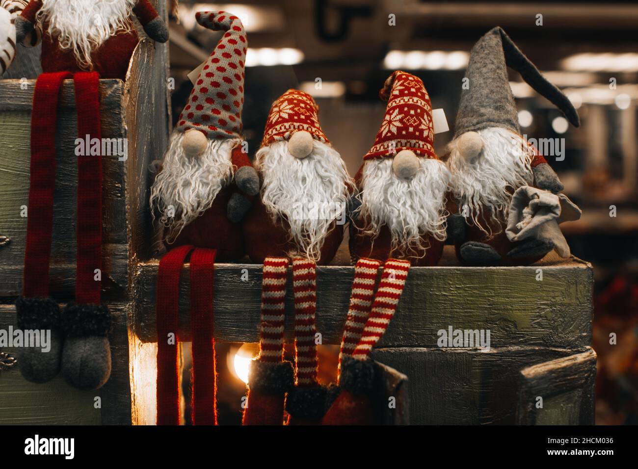 Giocattoli farciti figurine di gnomes di Natale o brownies per la decorazione domestica. Dettagli fata di Capodanno Foto Stock