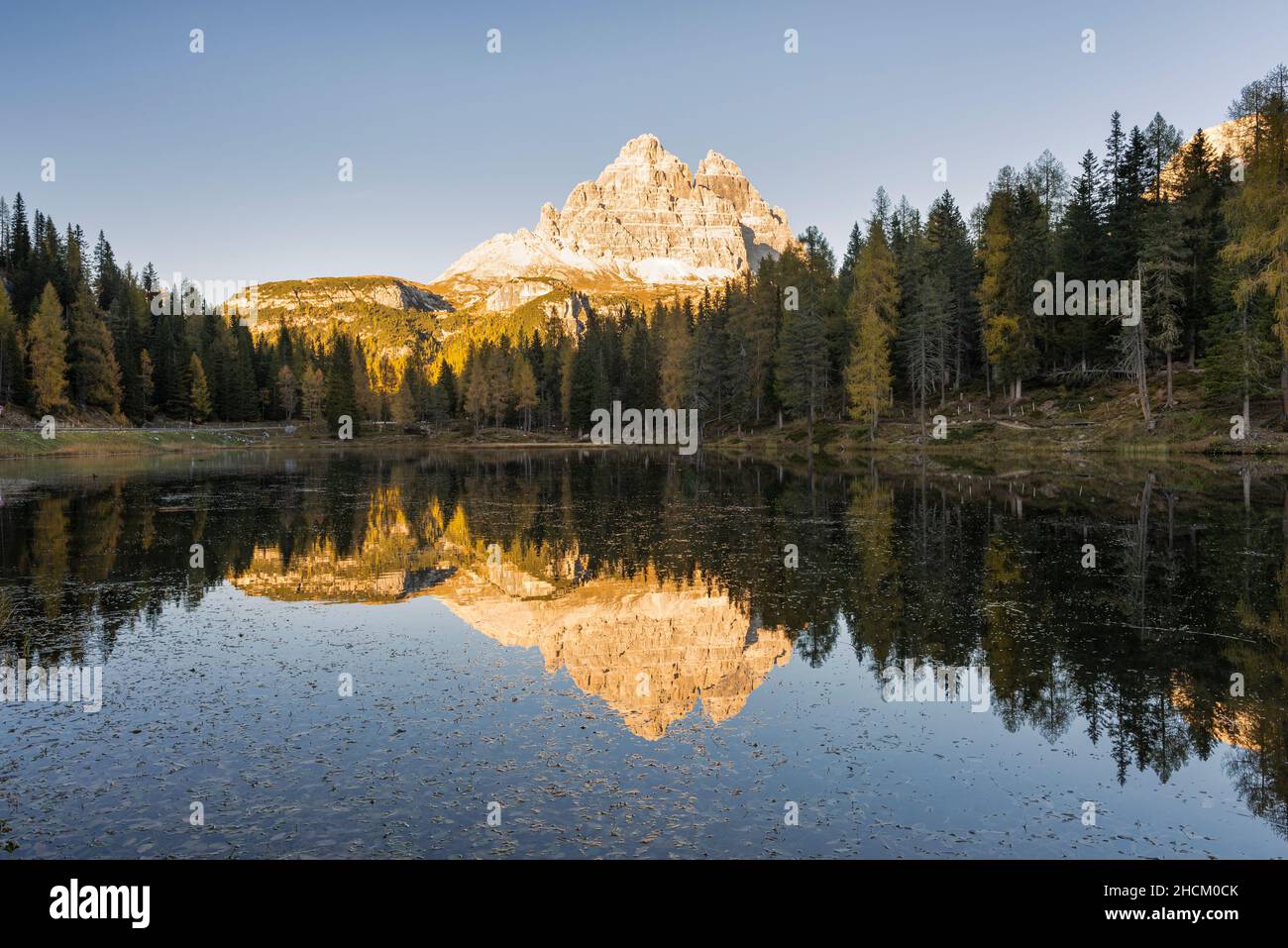 Le tre Cime di Lavaredo nel sole serale che si riflette nelle acque del Lago d'Antorno nelle Dolomiti Sesto autunnali, Italia Foto Stock