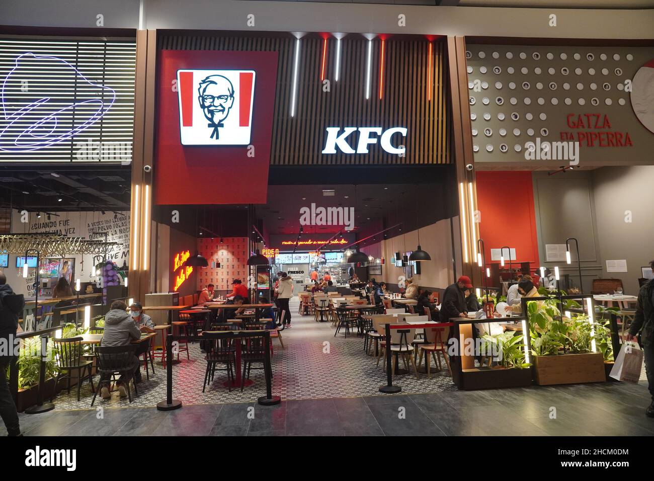San Sebastian, Gipuzkoa, Paesi Baschi: Novembre 2021: Esterno del nuovo negozio KFC, Kentucky Fried Chicken, con il suo famoso pollo martellato Foto Stock