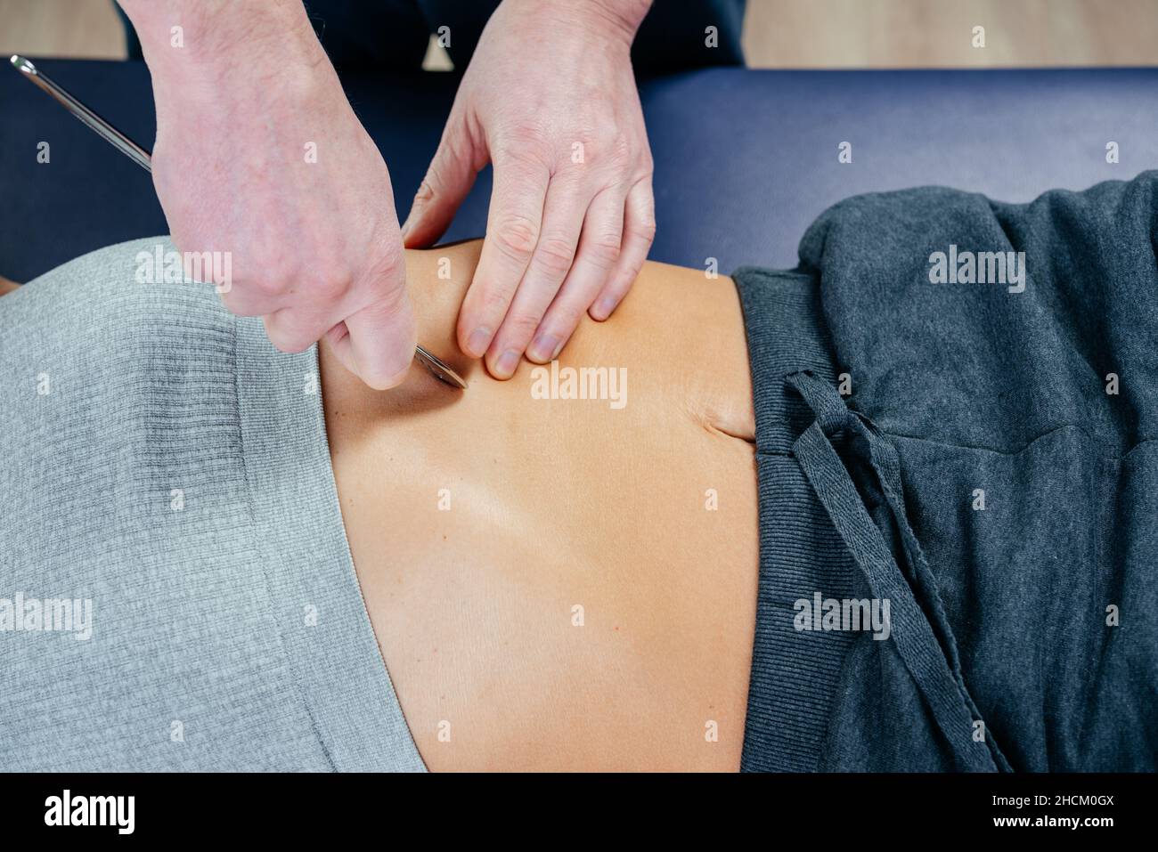 Diaframma chiropratico rilascio miofasciale con strumento IASTM, osteopata rilascio tensione nei muscoli del diaframma Foto Stock