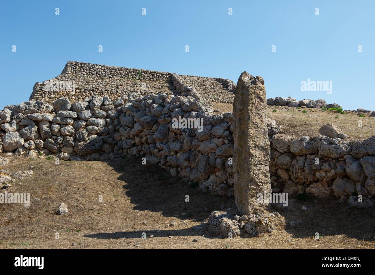 Europa, Italia, altare preistorico Monte d'Accoddi, è un monumento megalitico scoperto nel 1954 a Sassari, in Sardegna. Rovine di antica piramide passo e. Foto Stock