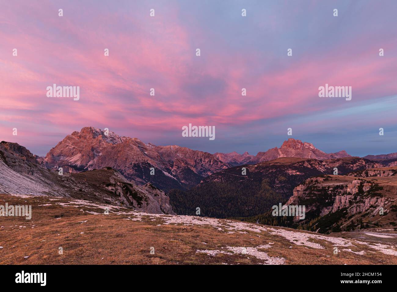 Le nuvole sopra le cime del Monte Cristallo e della Croda Rossa nelle Dolomiti si illuminano all'alba prima dell'alba, Alto Adige, Italia Foto Stock