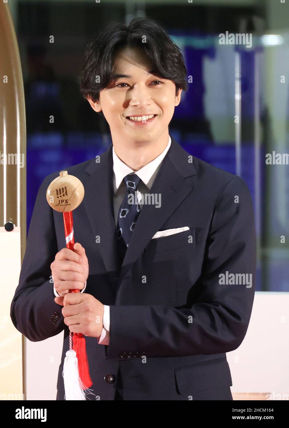 Tokyo, Giappone. 30th Dic 2021. L'attore giapponese Ryo Yoshizawa si pone mentre suona una campana ad una cerimonia dopo l'ultimo giorno di commercio dell'anno alla Borsa di Tokyo (TSE) a Tokyo il giovedì 30 dicembre 2021. I prezzi azionari del Giappone si sono chiusi a 28.791,71 yen al TSE, il più alto anno finale dal 1989 in mezzo alla pandemia del nuovo coronavirus. Credit: Yoshio Tsunoda/AFLO/Alamy Live News Foto Stock