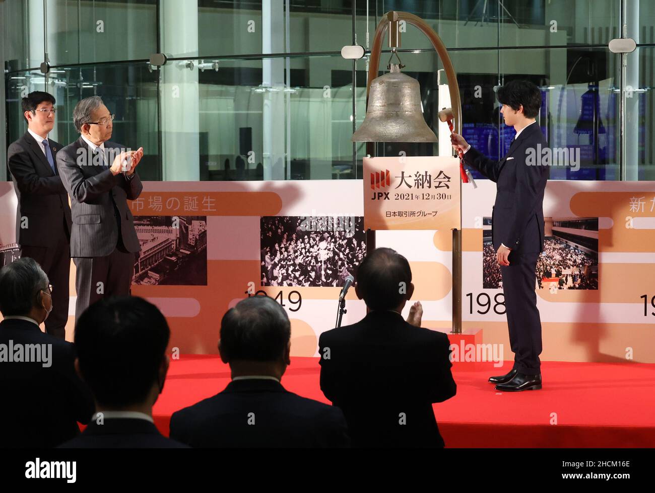 Tokyo, Giappone. 30th Dic 2021. L'attore giapponese Ryo Yoshizawa (R) suona una campana durante una cerimonia dopo l'ultimo giorno di scambio dell'anno alla Borsa di Tokyo (TSE) a Tokyo giovedì 30 dicembre 2021. I prezzi azionari del Giappone si sono chiusi a 28.791,71 yen al TSE, il più alto anno finale dal 1989 in mezzo alla pandemia del nuovo coronavirus. Credit: Yoshio Tsunoda/AFLO/Alamy Live News Foto Stock