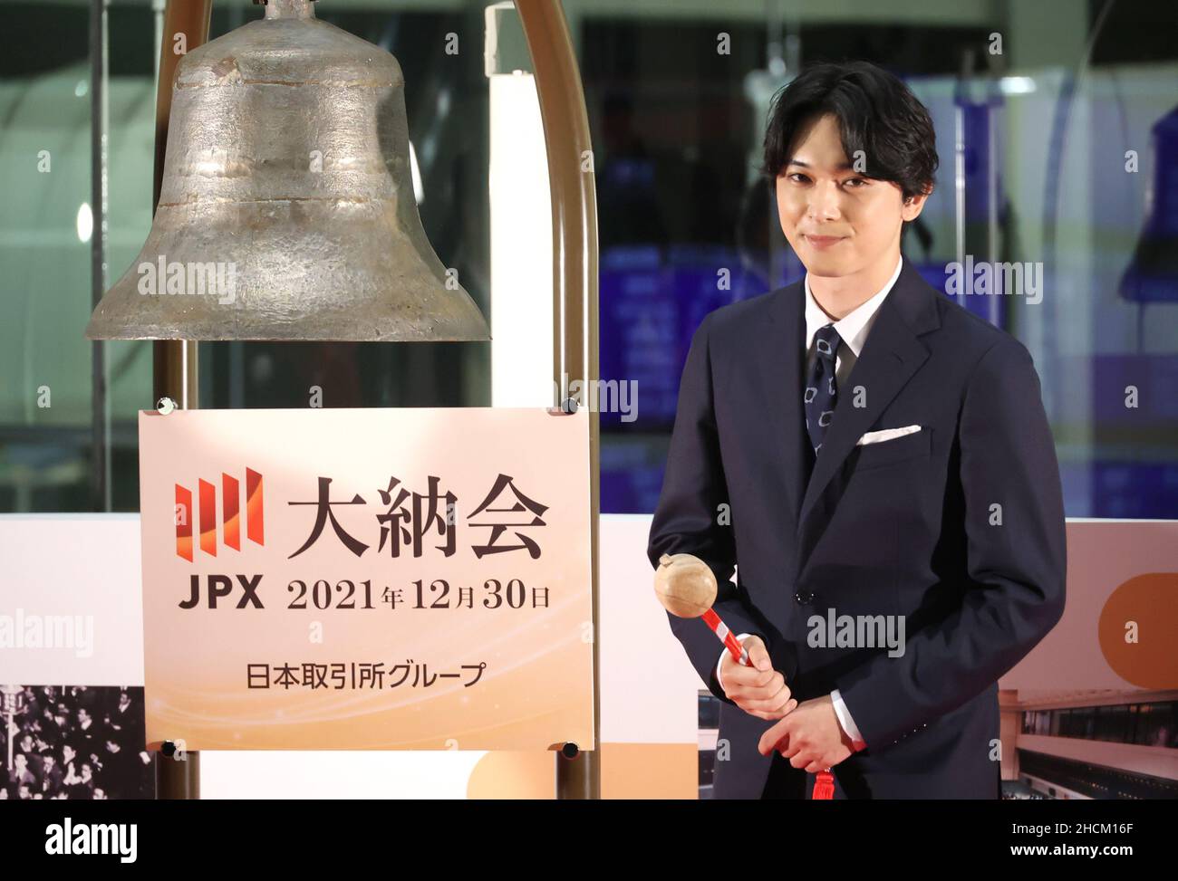 Tokyo, Giappone. 30th Dic 2021. L'attore giapponese Ryo Yoshizawa si pone mentre suona una campana ad una cerimonia dopo l'ultimo giorno di commercio dell'anno alla Borsa di Tokyo (TSE) a Tokyo il giovedì 30 dicembre 2021. I prezzi azionari del Giappone si sono chiusi a 28.791,71 yen al TSE, il più alto anno finale dal 1989 in mezzo alla pandemia del nuovo coronavirus. Credit: Yoshio Tsunoda/AFLO/Alamy Live News Foto Stock