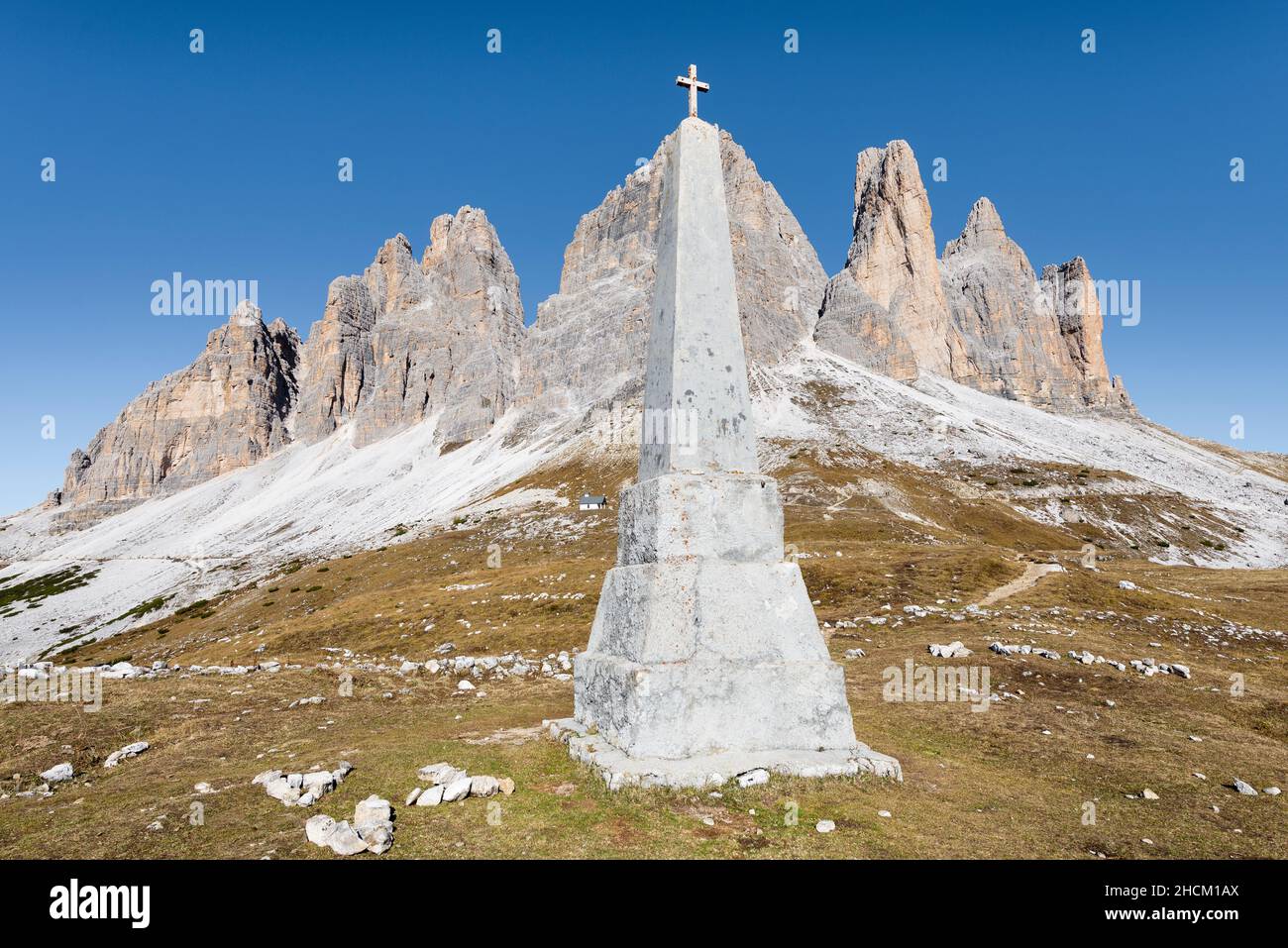 Monumento ai soldati uccisi nella guerra di fronte alle torri di roccia delle tre Cime di Lavaredo, Dolomiti, Alto Adige, Italia Foto Stock